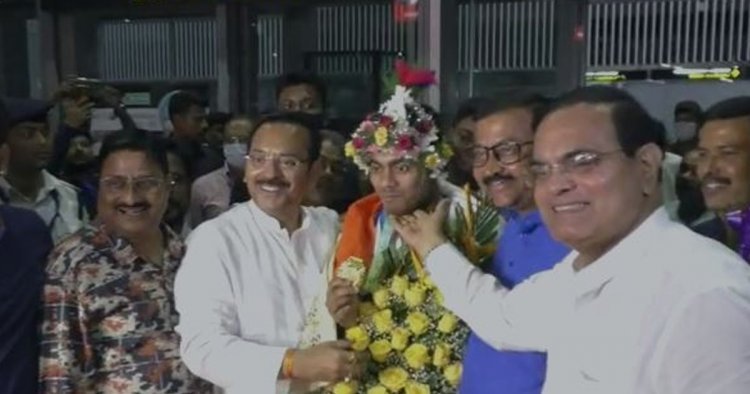 ঘরে ফিরলেন সোনার ছেলে অচিন্ত্য শিউলি, সংবর্ধনা ক্রীড়ামন্ত্রীর