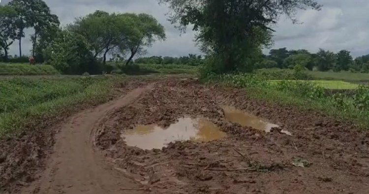 একহাঁটু কাদা ঠেলে যেতে হয় স্কুলে,  বেহাল রাস্তা সারাইয়ের দাবি গ্রামবাসীদের