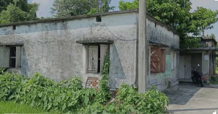 সরকারি প্রাথমিক বিদ্যালয়ে একজন শিক্ষক, শিকেয় উঠেছে পড়াশোনা!