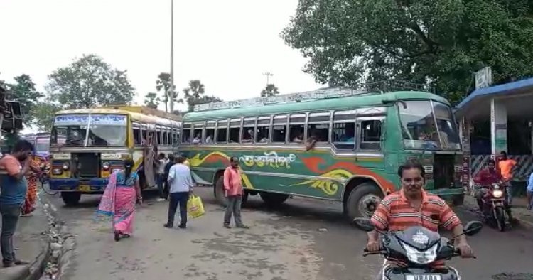 অবৈধ ভাবে ফুটপাথ দখল, প্রতিবাদে বাসের চাকা স্তব্ধ দুর্গাপুরে