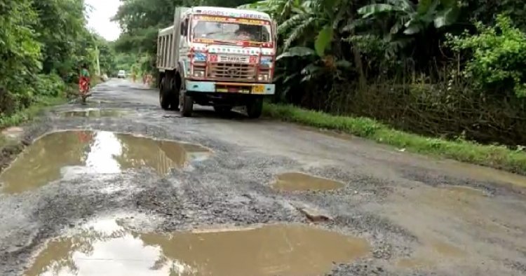 খানাখন্দে ভরা রাস্তা, প্রশাসনের উদাসীনতায় জীবন দুর্বিষহ গ্রামবাসীদের