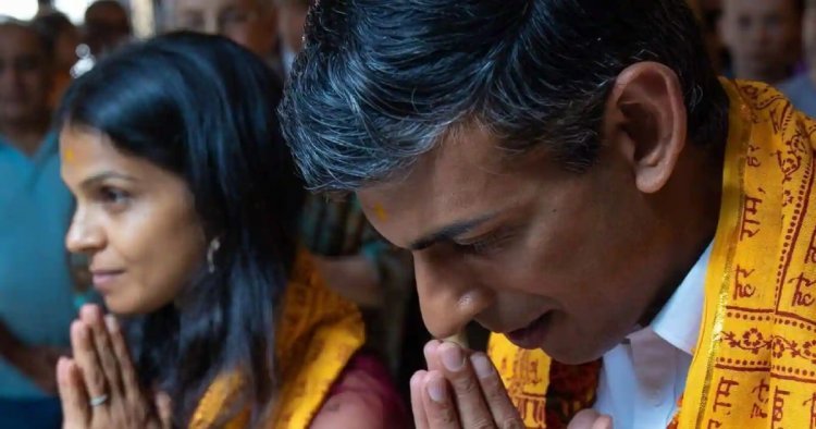 Janmashtami 2022: কৃষ্ণ প্রেমে মজিল ভুবন, সস্ত্রীক ব্রিটেনের ইসকনে হাজির ঋষি সুনক