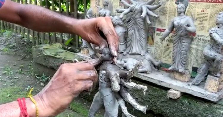 পুজোর এখনও একমাস দেরী, মিনি দুর্গা তৈরিতে ব্যস্ততা তুঙ্গে দেবাশীষের