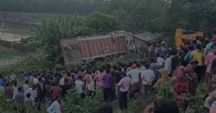 বোধনের আগেই বিসর্জনের সুর! ট্রাকে পিষ্ট হয়ে মৃত শিশু সহ ৩