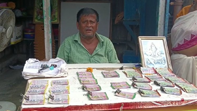 লটারি বিক্রেতাদের শিহরে সংক্রান্তি, পাশে নেই কোনও দল!