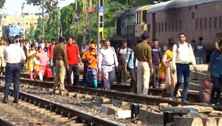 কারশেডগামী ট্রেনে লোকালের ধাক্কা, শিয়ালদহ শাখায় স্তব্ধ রেল পরিষেবা