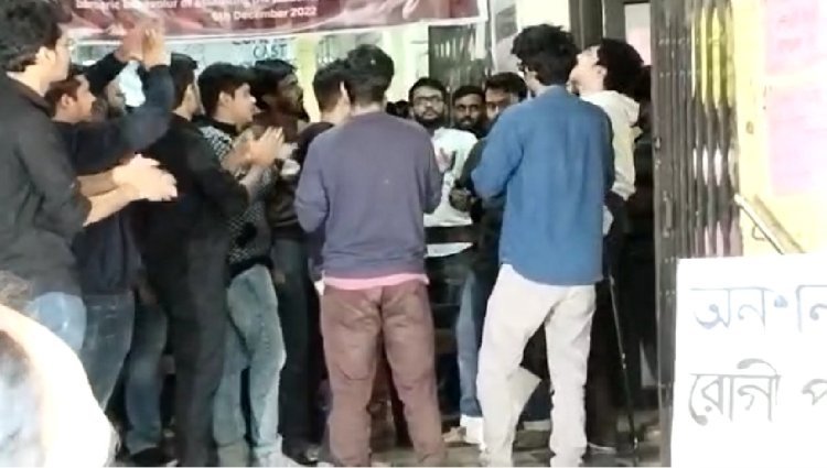 ৯৬ ঘণ্টা পার, অনশন অব্যাহত কলকাতা মেডিকেল কলেজ পড়ুয়াদের