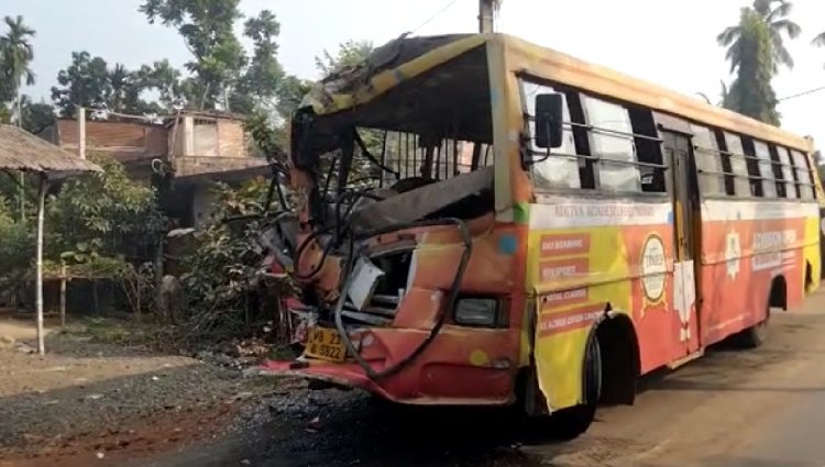 নিয়ন্ত্রণ হারিয়ে লরিতে ধাক্কা স্কুল বাসের, জখম ২০ পড়ুয়া
