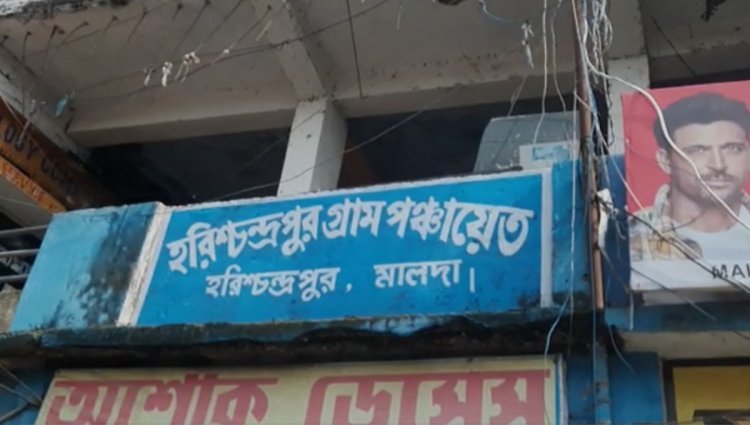 আবাস যোজনায় পঞ্চায়েত সদস্য ও গ্রুপ ডি কর্মীর নাম, ভোট বয়কটের হুঁশিয়ারি বঞ্চিত উপভোক্তাদের