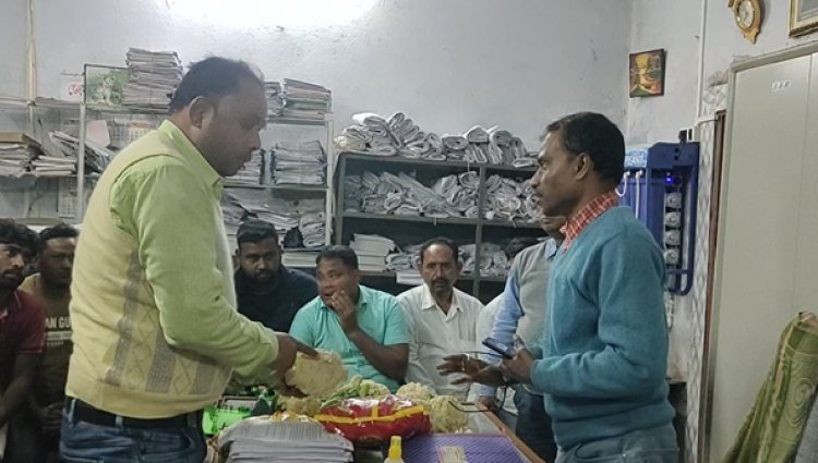 মিড-ডে মিলে রান্না হচ্ছে পচা সবজি, ধুন্ধুমার কাণ্ড মুর্শিদাবাদের স্কুলে