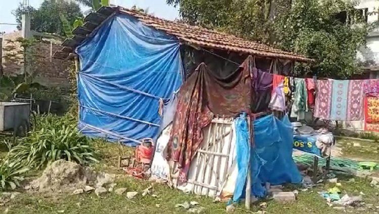 মেলেনি আবাস যোজনার টাকা,  বহুকষ্টে দিনগুজরান করছে ওঁরা