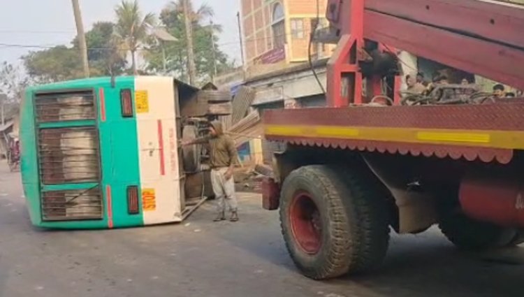 বিয়ে বাড়ির আনন্দের পরিবেশে হঠাৎ কান্নার রোল,  কনেযাত্রী বোঝাই বাস দুর্ঘটনায় জখম বহু