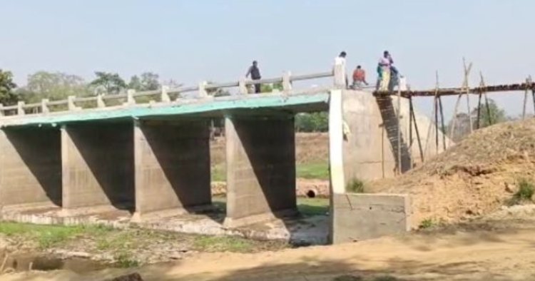 সেতু আছে নেই রাস্তা, চরম সমস্যায় কয়েক হাজার গ্রামবাসী