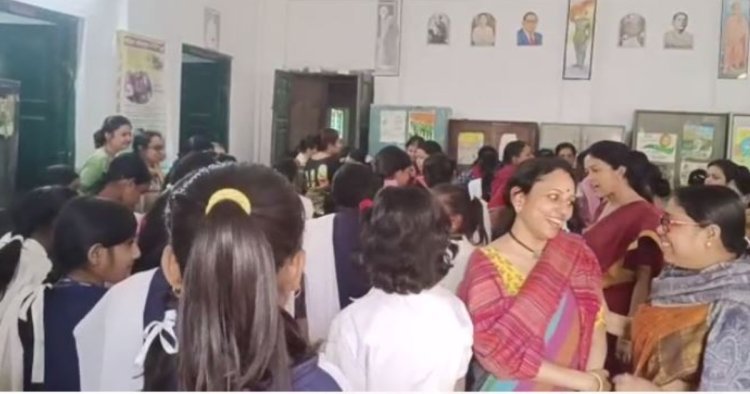 ক্লাসের কড়া দিদিমণি রাঁধুনির ভূমিকায়,  নতুন স্বাদের মিড-ডে মিলে আপ্লুত পড়ুয়ারা