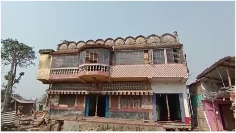 লক্ষাধিক টাকা ব্যয়ে রেলের জমি থেকে বাড়ি স্থানান্তর মালিকের