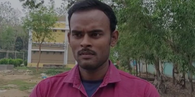দারিদ্রতাকে হার মানিয়ে অধ্যাপক হওয়ার পথে একধাপ এগোল কার্তিক