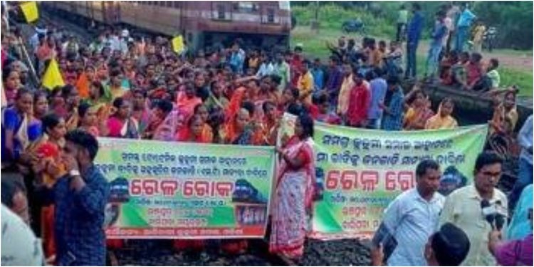 তীর-ধনুক, ধামসা-মাদল নিয়ে কুড়মি আন্দোলন, ভোগান্তিতে ট্রেন যাত্রীরা
