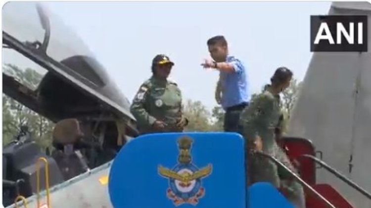 राष्ट्रपति द्रौपदी मुर्मू ने फाइटर जेट Sukhoi 30MKI से भरी उड़ान, प्रतिभा देवी पाटिल का रिकॉर्ड दोहराया