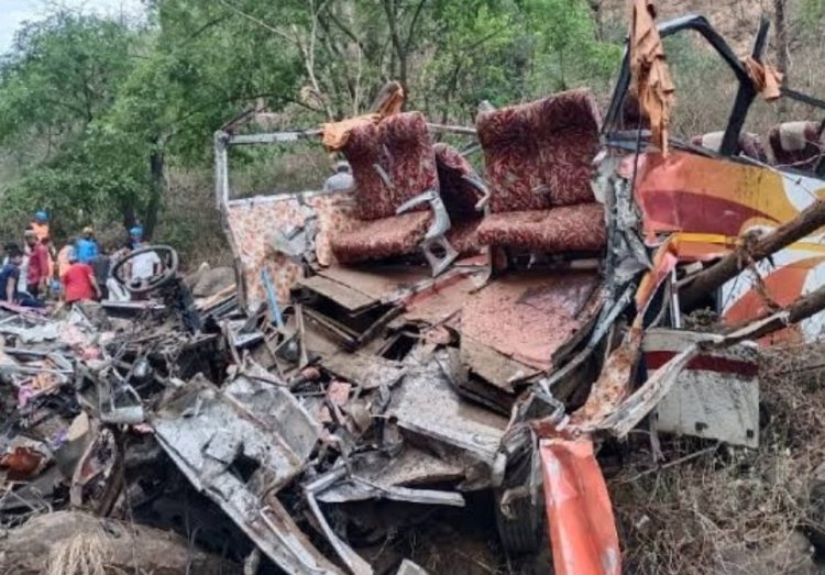 Bus Accident in Maharashtra: बस 200 फिट गहरी खाई में गिरी, 12 की मौत 25 घायल।