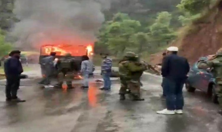 J&K: आतंकी हमले से सेना की गाड़ी में लगी आग, 5 जवान शहीद