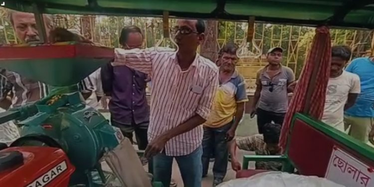 মেয়ের স্বপ্ন পূরণ করতে দুয়ারে ছাতু বিক্রি বাবার