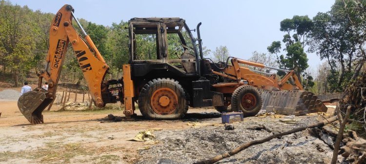 सड़क निर्माण कार्य मे लगे जेसीबी मशीन को किया आग के हवाले, घटना को पीएलएफआई से जोड़ कर देखा जा रहा