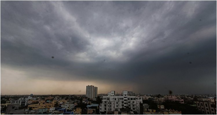 Weather Update: বিকেলেই সন্ধ্যের আকাশ, কয়েক ঘণ্টার মধ্যেই বৃষ্টিতে ভিজবে একাধিক জেলা
