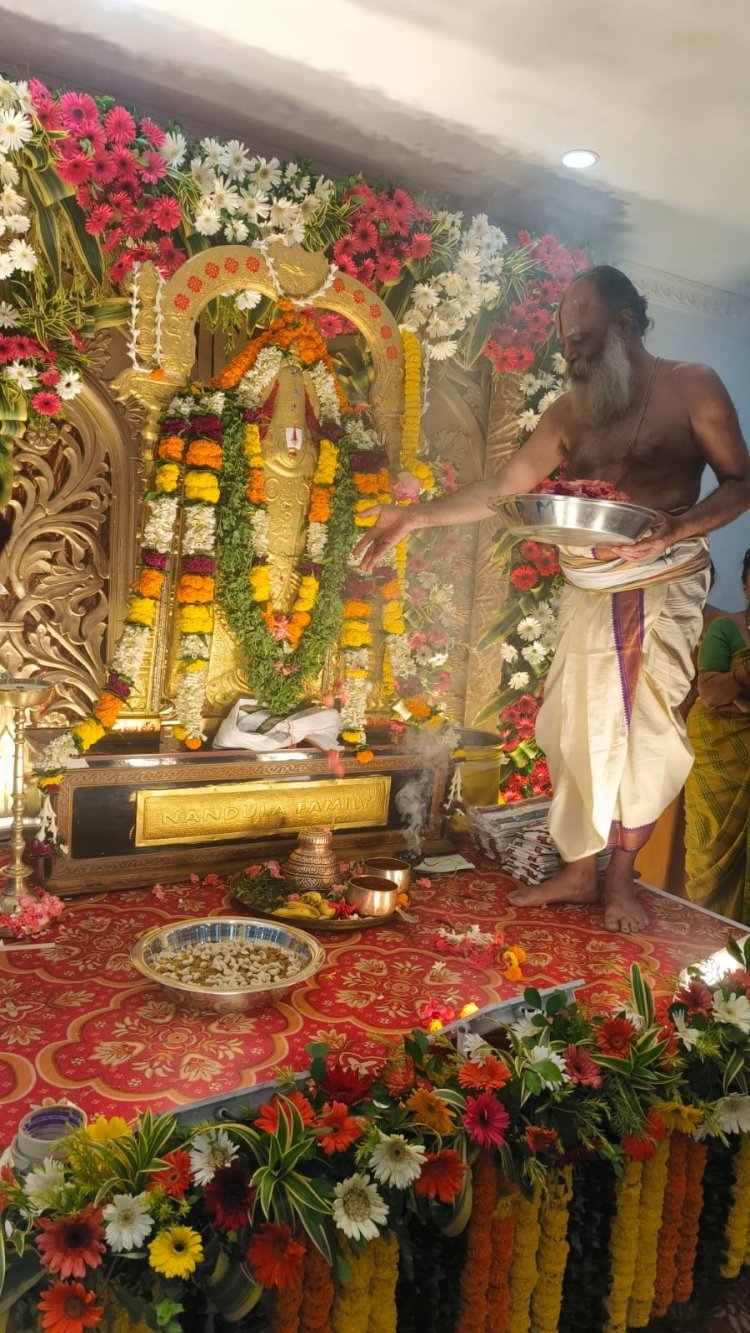 तिरुपति बालाजी के 'अन्न प्रसादम्'  में केंद्रीय मंत्री समेत शामिल हुए सैकड़ो लोग
