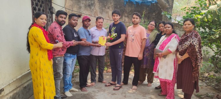 स्कूल टॉपर छात्रों को हेल्पिंग हैंड्स टीम ने किया सम्मानित*