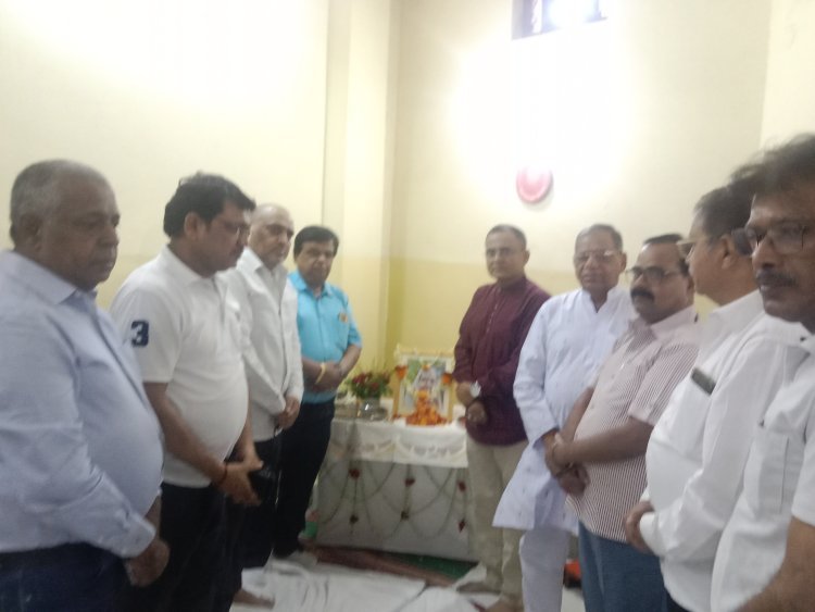 व्यापार मंडल के अध्यक्ष उद्यमी दीपक भालोटिया के घर पहुंचे पूर्व डीआईजी, परिजनों से मिलकर जताया शोक