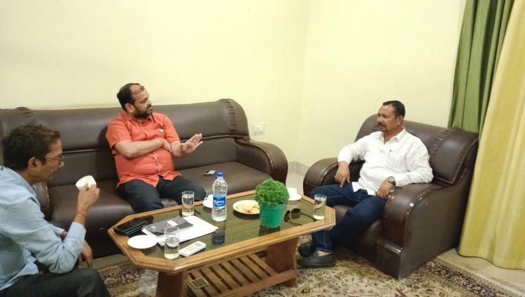 विद्युत विभाग के क्षेत्रीय प्रबंधक और अधीक्षण अभियंता साथ बैठक