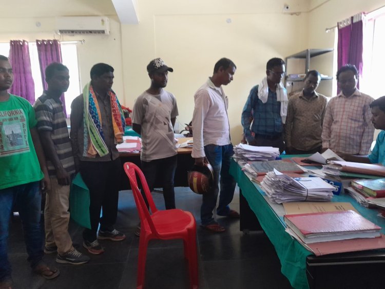 सार्वजनिक जगह की बजाय अपने घर में बनवा लिया सामूहिक शौचालय, बीडीओ से शिकायत