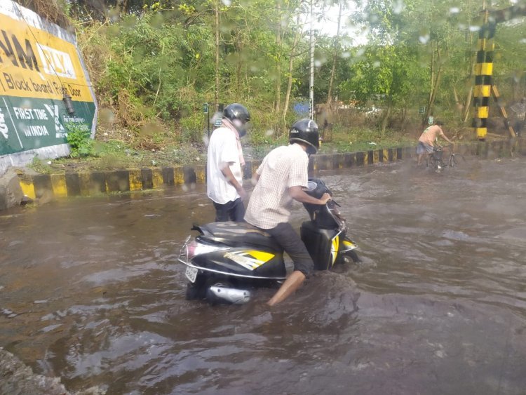 जुगसलाई अंडर ब्रिज के पास जल जमाव बना आफत