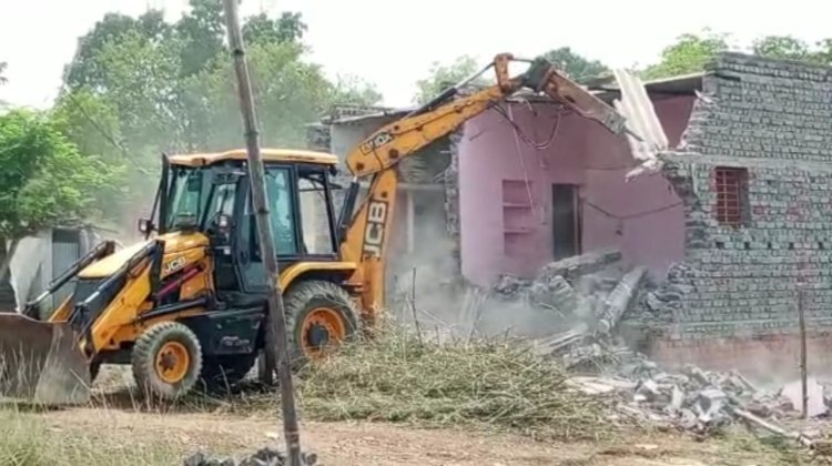 परसुडीह में गरजा प्रशासन का बुलडोजर, छोटा गोविंदपुर एरिया से सरकारी जमीन कराया गया अतिक्रमण मुक्त16 मकानों को*