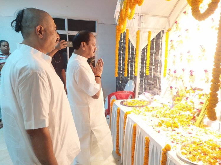 तुलसी भवन के महासचिव के माता के श्राद्ध भोज में पहुंचे रघुवर दास ।  जमशेदपुर