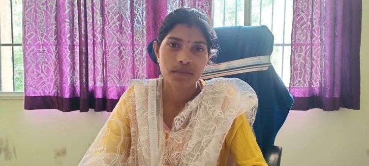 भीषण गर्मी पड़ने से बिजली गुल हो जाने पर प्रखंड प्रमुख पानी सोरेन हुई बेहाल