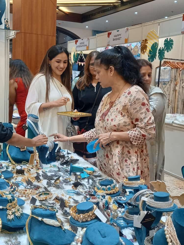 शहरवासियों को खूब भाया लश्कारा के आधुनिक डिजाइनों वाला आभूषण। 
