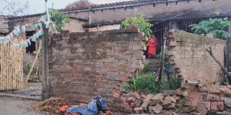 ভোটের আগে বারুদের স্তুপে বাংলা, বোমা বিস্ফোরণে উড়ল Congress সমর্থকের বাড়ির পাঁঁচিল