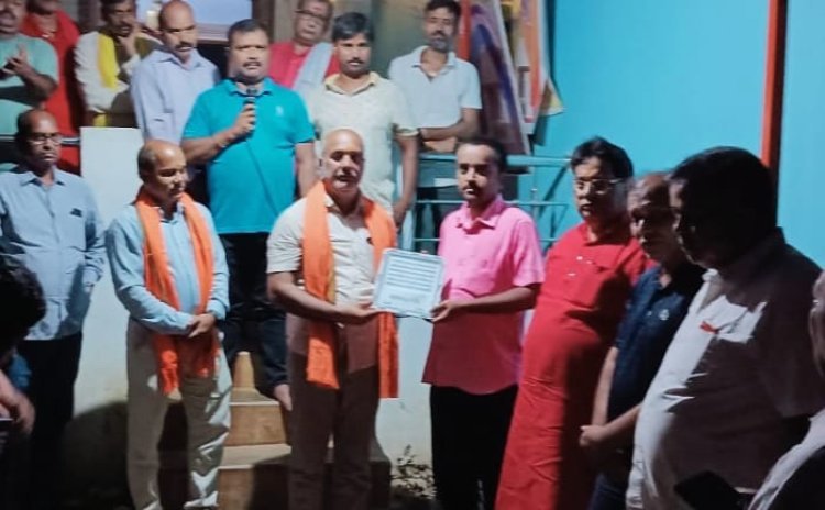 मुहल्ले को अंधेरा मुक्त बनाने के लिए गोविंदपुर में  हुआ स्ट्रीट लाइट का  वितरण