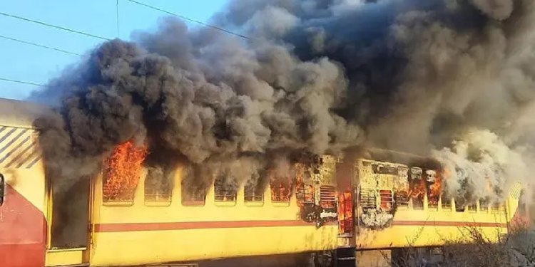স্টেশনে ঢোকার মুখে চলন্ত ফলকনামা এক্সপ্রেসে আগুন, আতঙ্কে যাত্রীরা