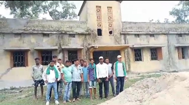 राजनगर के प्रोजेक्ट हाई स्कूल  हॉस्टल मरम्मत में हो रही थी अनियमिता...ग्रामीण हुए मुखर 