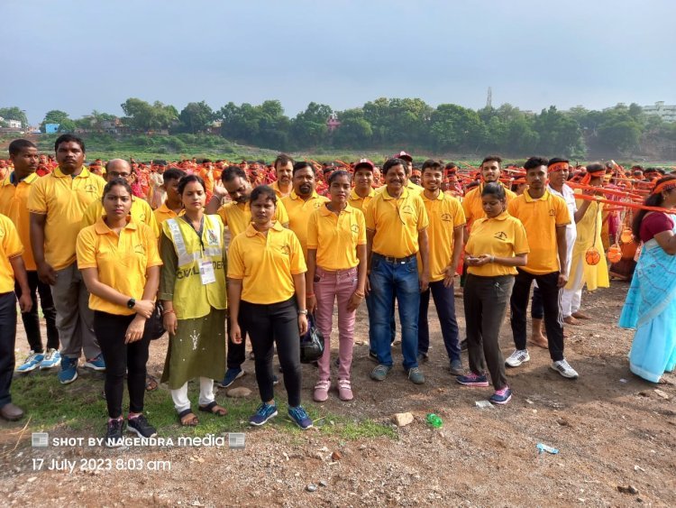 मारवाड़ी सम्मेलन के कांवर यात्रा में सिविल डिफेंस के  कार्यकर्ताओ ने सुरक्षा व्यवस्था मे सहयोग किया , सांसद भी हुए शामिल ।