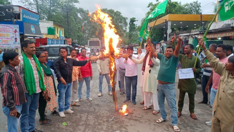 मणिपुर की घटना पर आक्रोशित हुए झामुमो कार्यकर्ता, पीएम मोदी और सीएम एन बीरेन सिंह का किया पुतला दहन