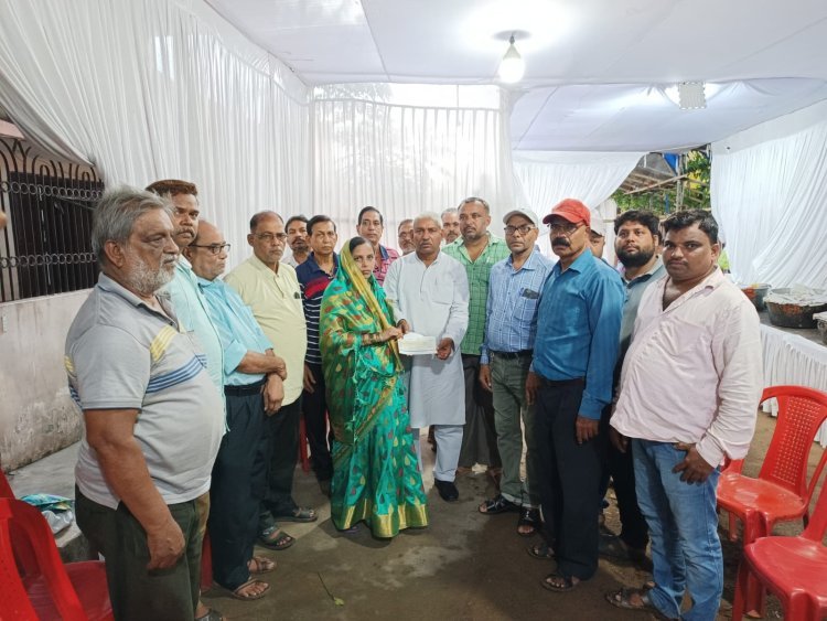 सीतारामडेरा के दिवंगत पीडीएस डीलर की पत्नी को एसोसिएशन ने सौंपा 21 हजार का चेक