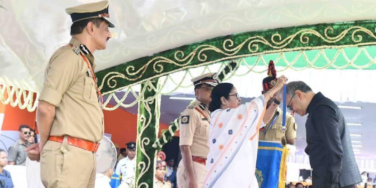 77th Independence Day: স্বাধীনতার আলোকে মুখ্যমন্ত্রীর হাত থেকে পুরস্কৃত IPS ও  IAS আধিকারিকরা