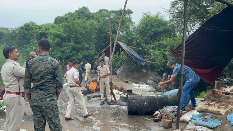 बिरसानगर में उत्पाद विभाग ने अवैध शराब कारवाइयों के खिलाफ की कार्रवाई, डेढ़ सौ किलो जावा महुआ किया नष्ट