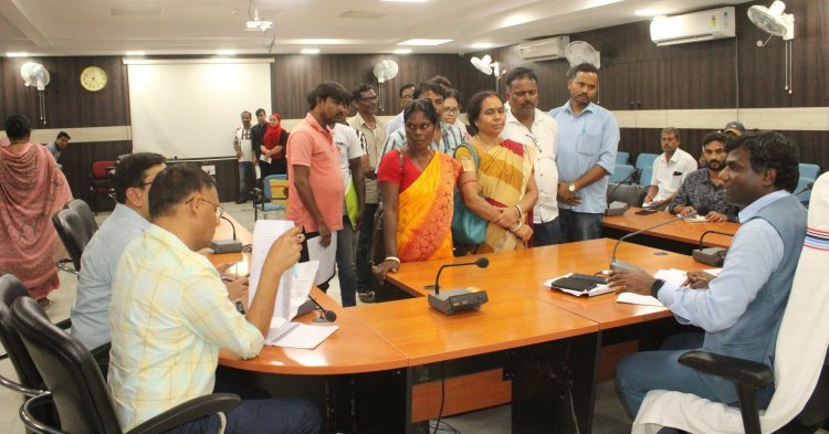 जमशेदपुर : ठेकेदार व विभागीय मिलीभगत से अनाज की हेराफेरी की डीसी से शिकायत