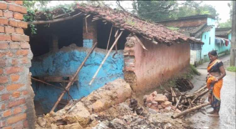 जमशेदपुर : लगातार वर्षा होने के कारण बागबेड़ा निवासी का मिट्टी का खपरैल घर ढहा