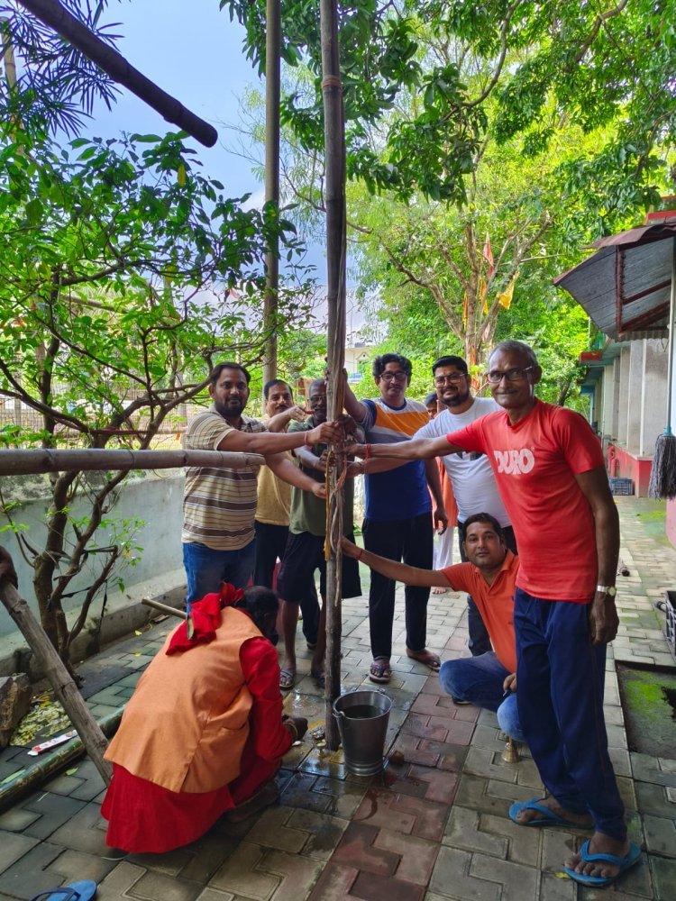 चाईबासा : खूंटी पूजा के साथ शुरू हुआ श्री श्री मां अंबे पूजा समिति के भव्य पंडाल का निर्माण