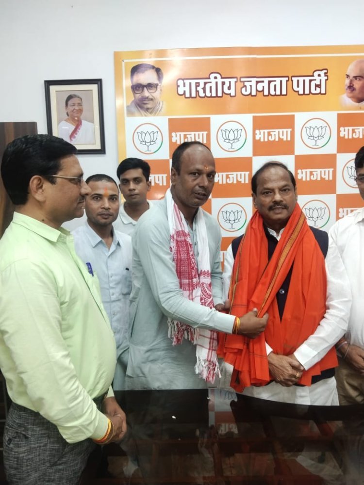 जमशेदपुर : ओडिशा का राज्यपाल बनाए जाने पर सैल्यूट तिरंगा ने रघुवर दास का किया अभिनंदन